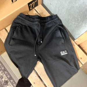 Svarta byxor - Säljer svarta byxor som är jätte snygg och fina. Storleken är S det är inte riktig storlek. Det står M men det är S.