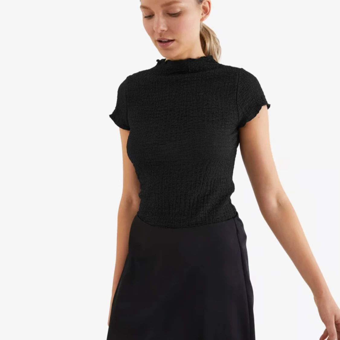 Svart topp med kort ärm och textur