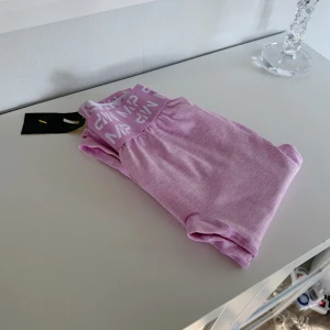 Rosa MyProtein träningstights - Helt nya Myprotein träningstights med prislapp + förpackning kvar! Midjemått: 68-73cm, Innerbenslängd: 70,5cm, Ytterbenslängd: 94cm. Nypris 599kr! FÖRST TILL KVARN!