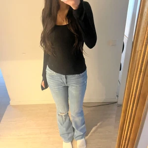 Blå raka jeans med slitning - Säljer ett par ljusblå jeans från Perfect Jeans med raka ben och slitning vid knät. Klassisk femficksmodell med dragkedja och knapp. Perfekta till vardags för en avslappnad look. Jätte fina men använder inte längre
