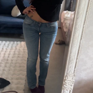Levis jeans  - Säljer ett par Levis 511 jeans i ljusblå tvätt. low waist.  Innerbenslängd: 82 cm Midjemått: 40 cm 💙