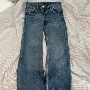 lågmidjade bootcut jeans - jättefina väldigt lågmidajde bootcut jeans från hm. Använda 3 gånger!!🙏🏽💞💞