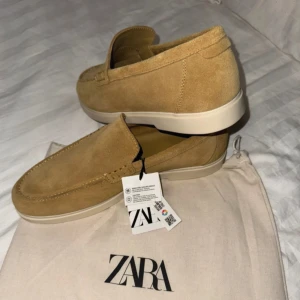 Loafers  - Hej🤗, säljer nu mina extremt fina loafers som liknar loro piana från märket Zara. Skorna är helt oanvända och är i nytt sick. Skriv vid funderingar!
