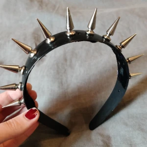 Diadem med nitar - Diadem med nitar