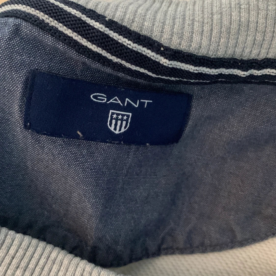 Grå sweatshirt från Gant med tryck - 2