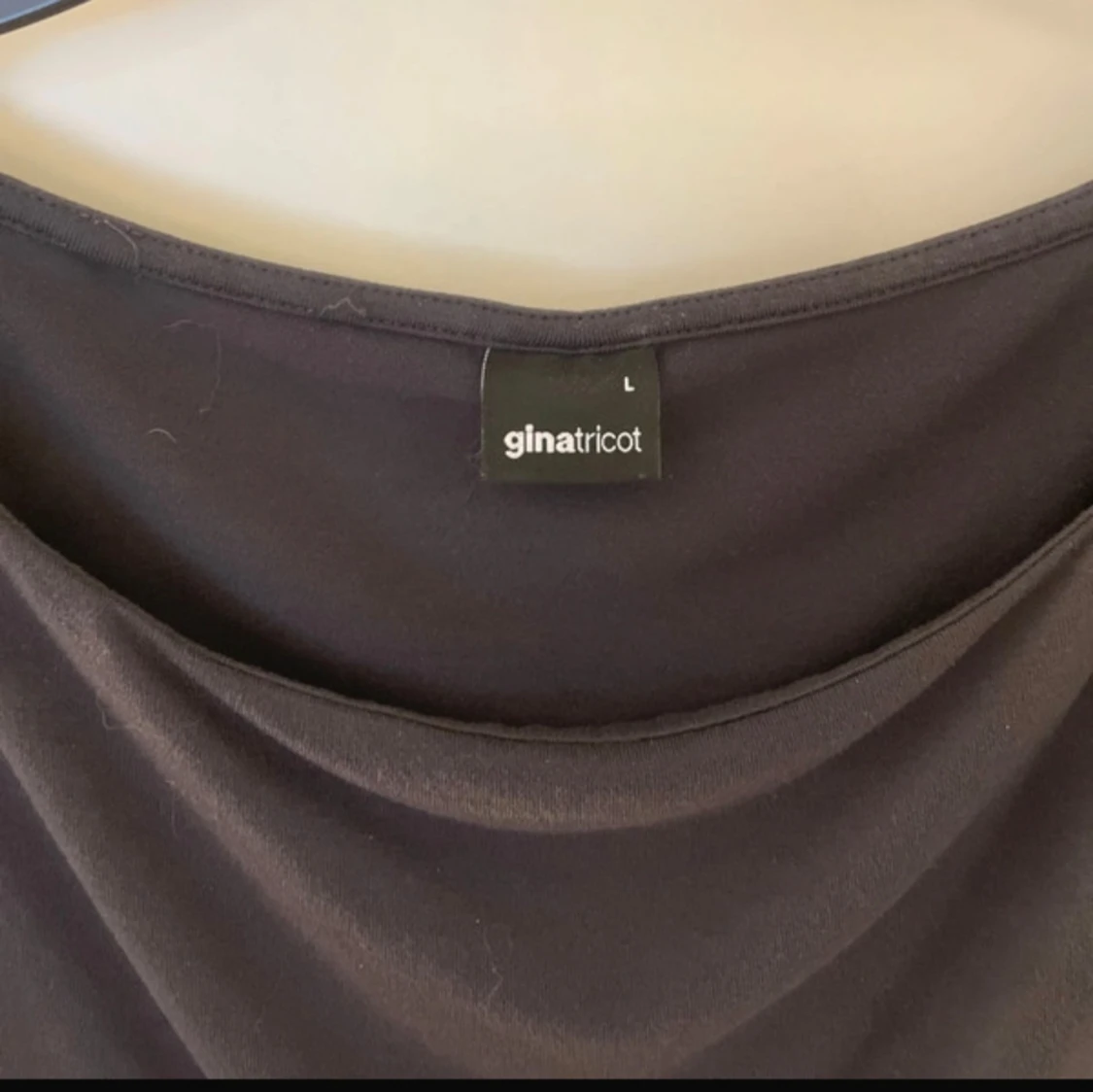 Svart croppad topp från Gina Tricot - 1