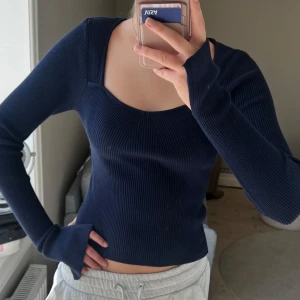 Mörkblå ribbad topp  - Säljer en mörkblå, ribbad topp från Gina Tricot! Superskönt material 💙 Inga defekter använd fåtal gånger! 