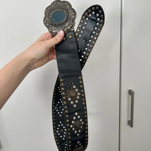 Vintage bälte - Vintage unikt bälte. Längd till första hålet: 70 cm. Längd till sista hålet: 82 cm. Bredd: 6 cm