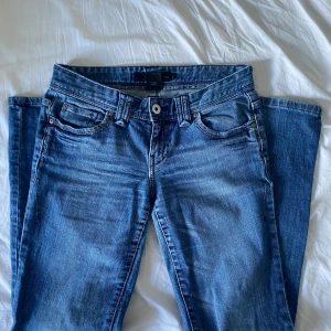 Calvin Klein Jeans  - Säljer dessa sjukt snygga blåa lågmidjade jeans från calvin klein, kom privat för mått osv 
