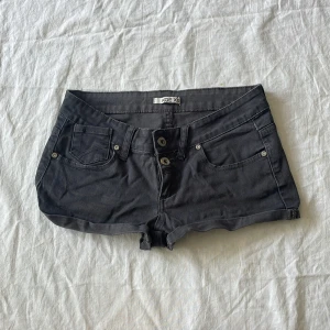 Lågmidjade shorts - Bra skick, de är urtvättade (materialet tunnare) mått: midjemått rakt över 36-40 (stretch) grenhöjd 16,5 längd 22cm❤️ står xs men borde passa s med
