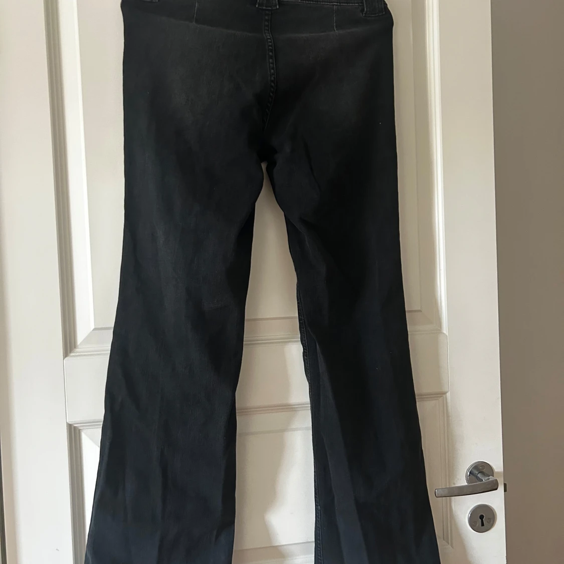 Svarta bootcut jeans med fickdetaljer - 1