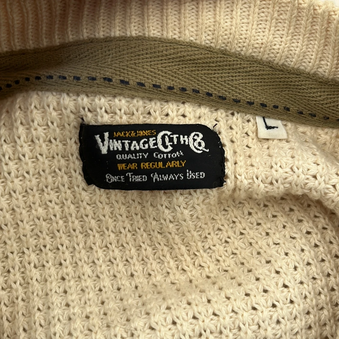 Beige stickad tröja med svarta siffror på ärmarna - 4