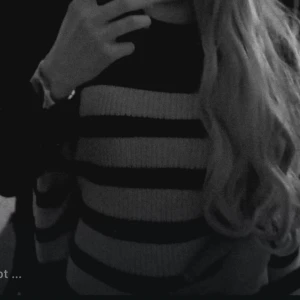 svart vit stickad tröja 🤍🖤 - säljer dessa då jag inte får någon användning av den längre! 🤍 priset kan diskuteras 🖤