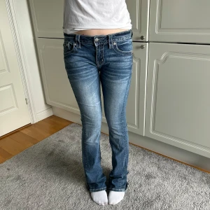 Miss me jeans  - Miss me low waist bootcut jeans. Midjemått: 37 cm och innerbenslängd: 83 cm 
