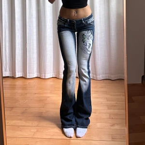 Lågmidjade bootcut jeans - Crazy age jeans!!💓midja 35 (+stretch) innerben 86 jae 165. Obs slitna hälar 