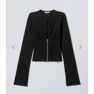 Topp från weekday!  - Helt ny, aldrig använd. Bara testad!  Sitter tajt och jättebra  , perfekt på t.ex fest 🩷🩷 Storlek S  Pris går såklart att diskutera 😊