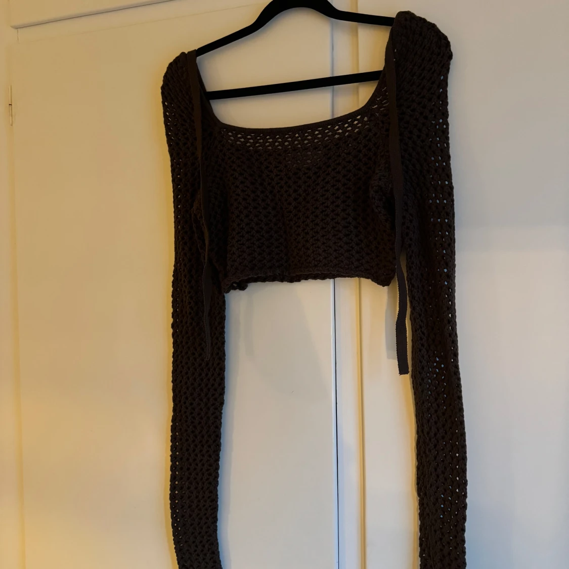 Brun croppad stickad bolerotopp