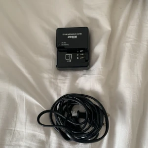 Nikon D60 systemkamera med objektiv och laddare - Säljer en Nikon D60 systemkamera med originalobjektiv och tillhörande laddare. Kameran har tydliga reglage och rem för enkel hantering. Perfekt för dig som vill börja fotografera med systemkamera. Laddare och kabel ingår.