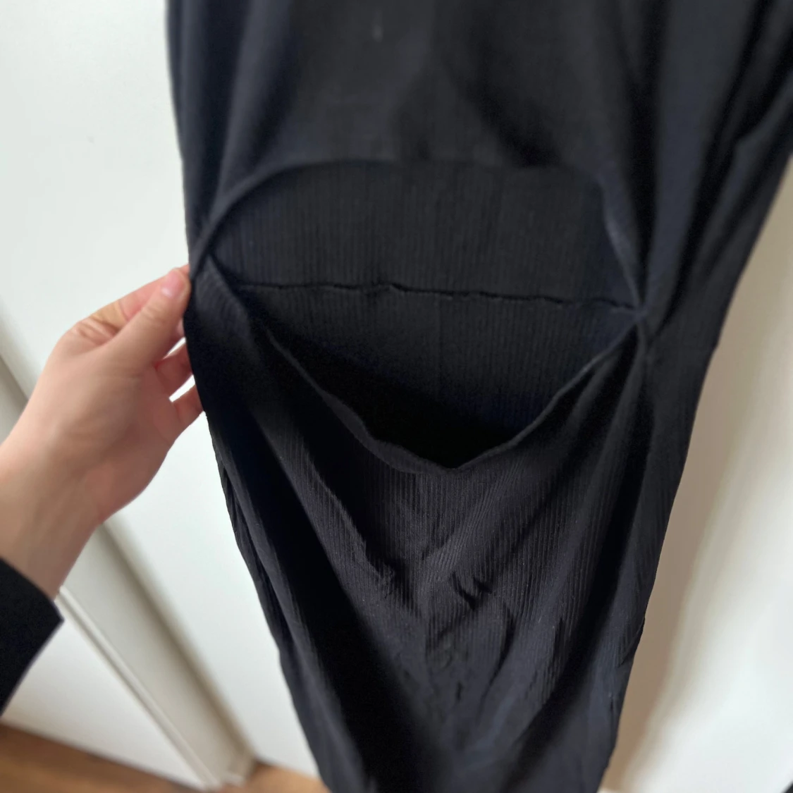 Svart ribbad klänning med cut-out - 1