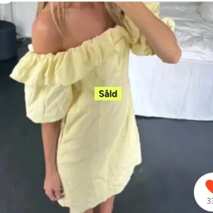 Gul klänning h&m - Supersöt gul klänning med volang från H&M i toppen skick med lappen kvar 💛