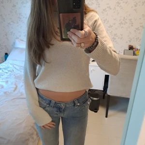 Beige stickad tröja från Vero Moda - Mysig beige stickad tröja med rund halsringning och långa ärmar❤️ Tröjan har ribbade muddar vid ärmslut och nederkant, perfekt för lager-på-lager och enkel att matcha till jeans eller kjol. Säljer för att den inte kommer till användning längre. Kolla min profil för fler liknande saker😚