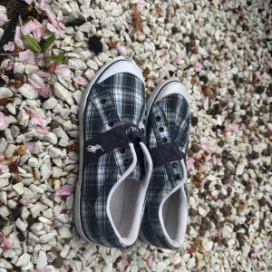 Rutiga sneakers från Polo Ralph Lauren - Säljer ett par rutiga sneakers från Polo Ralph Lauren i grönt, blått och vitt. Den har använts några fåtal gånger, men har blivit för små nu och är orsaken till att jag säljer dem. De är lite smutsiga därframme , men knappt något man märker av. Skriv till mig om ni har frågor!