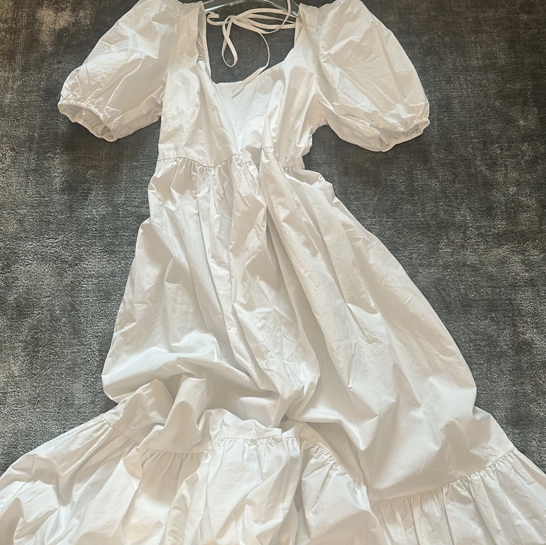 Vit långklänning med puffärmar och volang