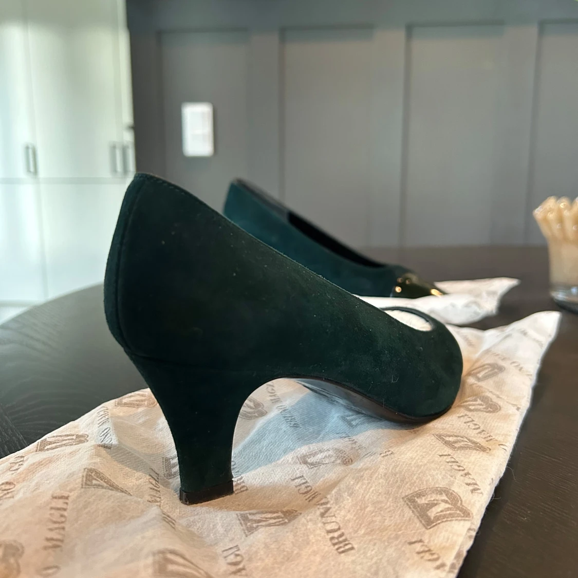 Mörkgröna pumps med lackad tå från Bruno Magli  - 2