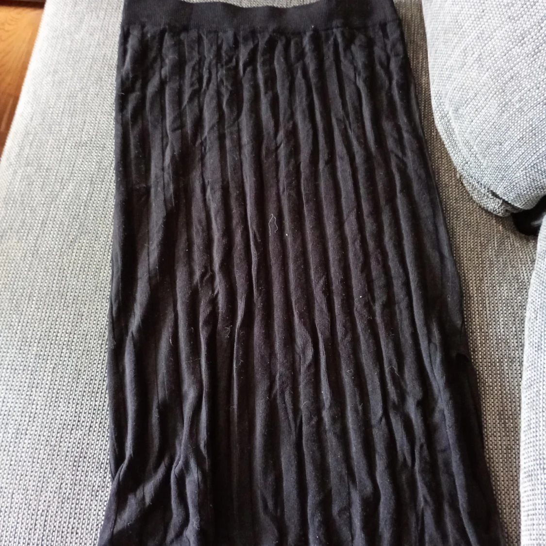 Svart ribbad långkjol stl M  - 4