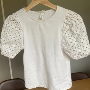 Vit topp med puffärmar - Säljer en vit topp från H&M med korta puffärmar🤍🤍