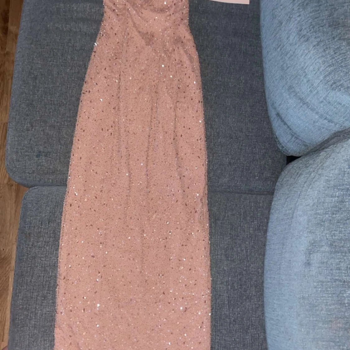 Glittrig champagnefärgad långklänning från Oh Polly - 2