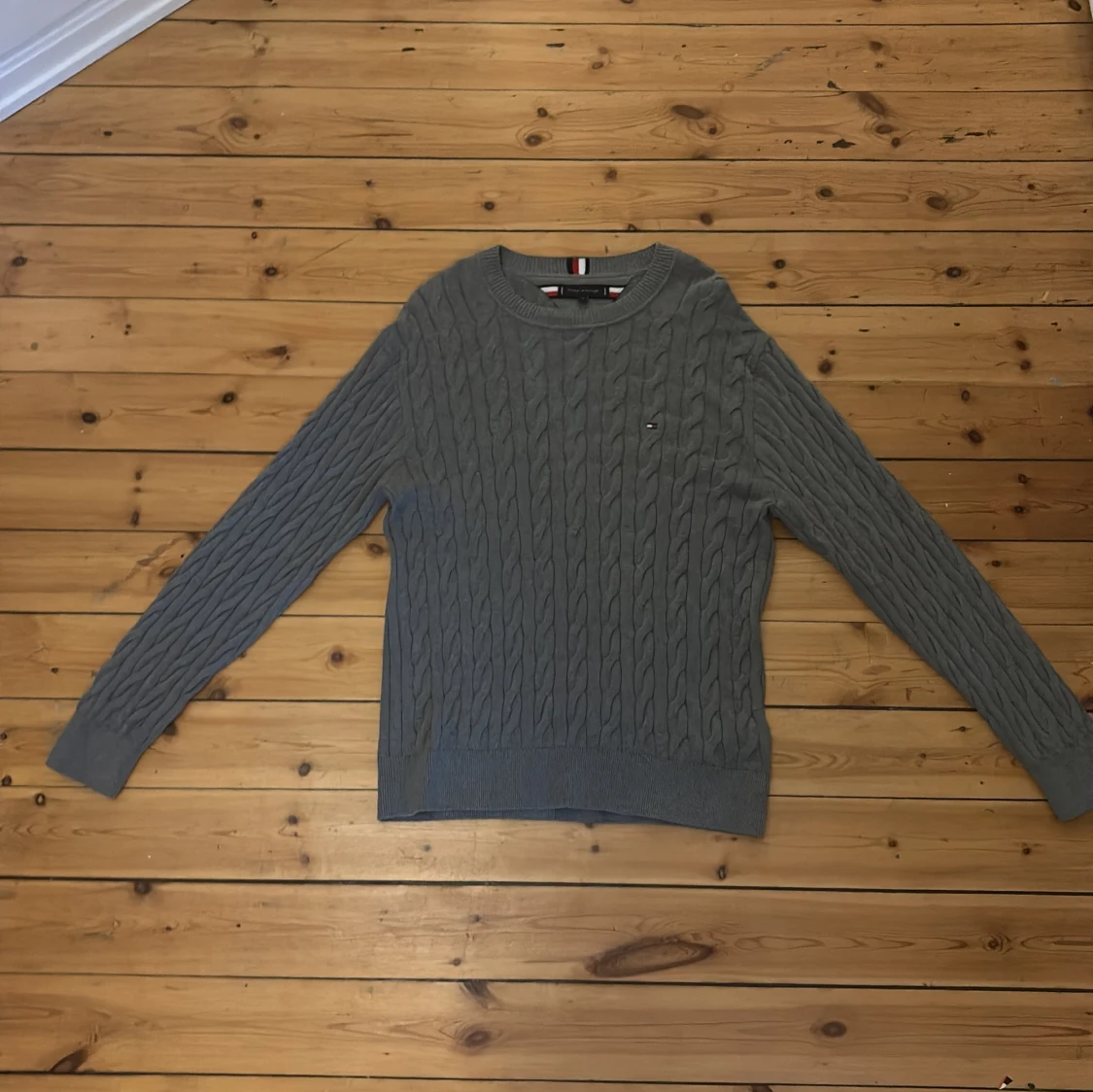 Grå kabelstickad tröja från Tommy Hilfiger