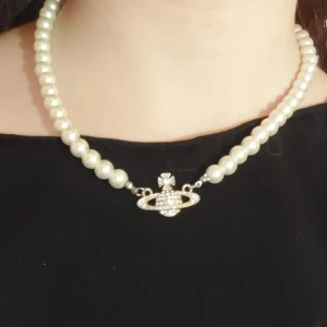 Vivienne Westwood halsband - Inte använt så ofta. Inte äkta Vivienne Westwood. Säljer för att jag brukar inte ha på mig silver.