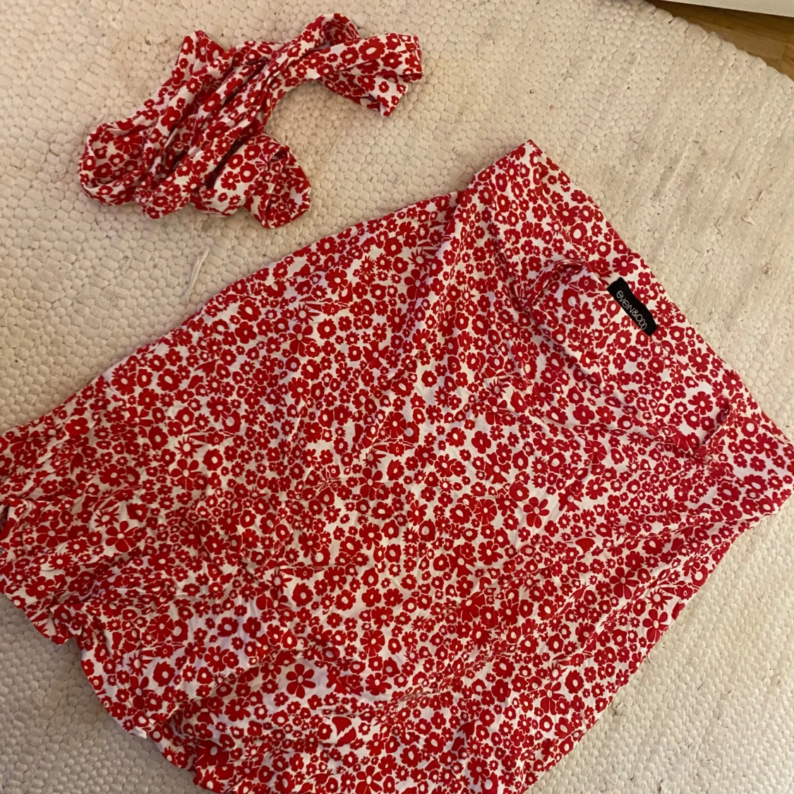 Rödblommig kortkjol från Even&Odd - 2