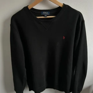 Svart sweatshirt från Polo Ralph Lauren - Svart Ralph Lauren tröja I storleken S.  Den är i mycket bra skick, bara använd några gånger. Meddela gärna om du är intresserad.