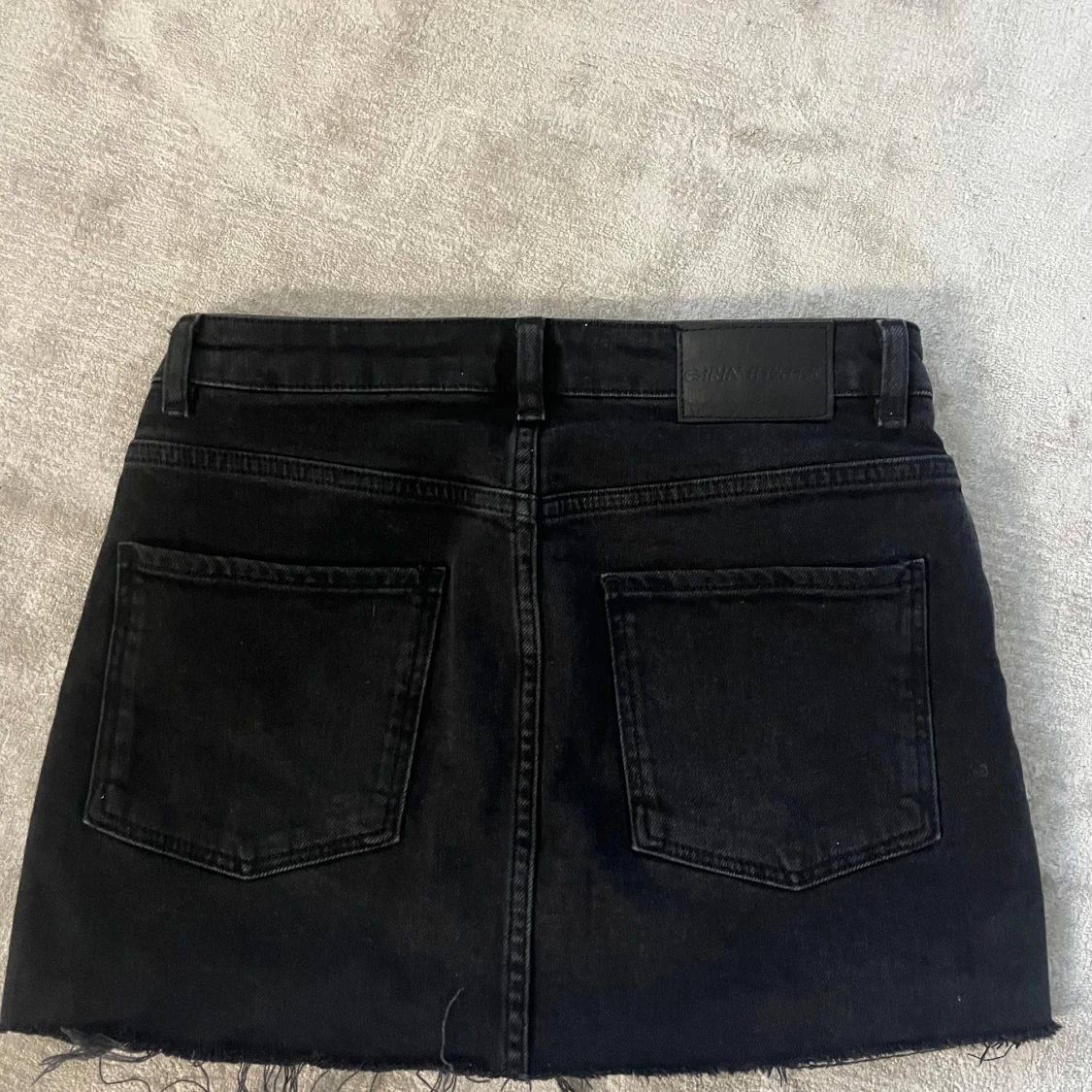 Svart jeanskjol med fransig kant - 1