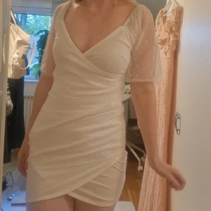Vit klänning ASOS - Jättefin vit kortklänning från ASOS perfekt för studenten. Storlek 38 men skulle även kunna passa 36. Den är knappt använd då den var lite för kort på mig som är 173cm. Inga tecken på användning 🩷