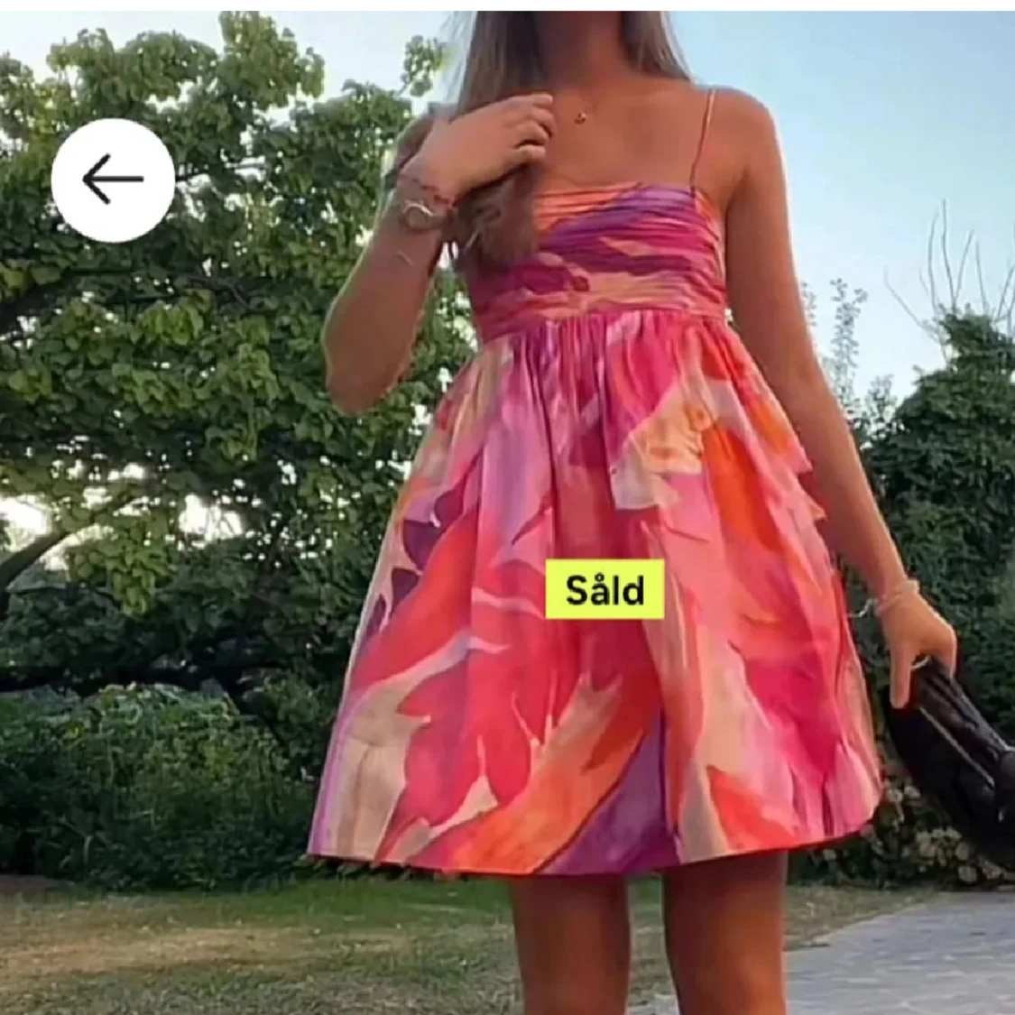 Färgglad kortklänning med axelband