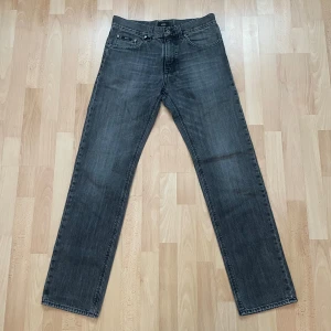 Hugo Boss Jeans - Säljer ett par riktigt snygga grå jeans från Hugo Boss i storlek 31/34. Snygg wash och i bra skick.