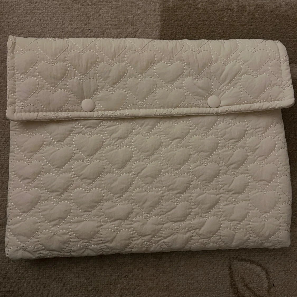 Vit quiltad datorväska med hjärtmönster