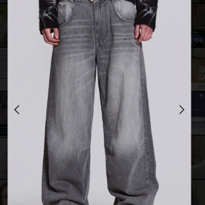 Grå wide leg jeans från Jaded London - Säljer ett par gråa wide leg jeans från Jaded London. Byxorna har en lös passform med raka, vida ben och klassiska femficksdetaljer. Köpte för 2 veckor sen som present. Aldrig använda. 