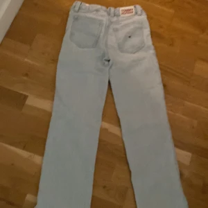 Ljusblå jeansbyxor från Tommy Hilfiger - Säljer ett par ljusblå jeans från Tommy Hilfiger med broderad logga vid fickan💗