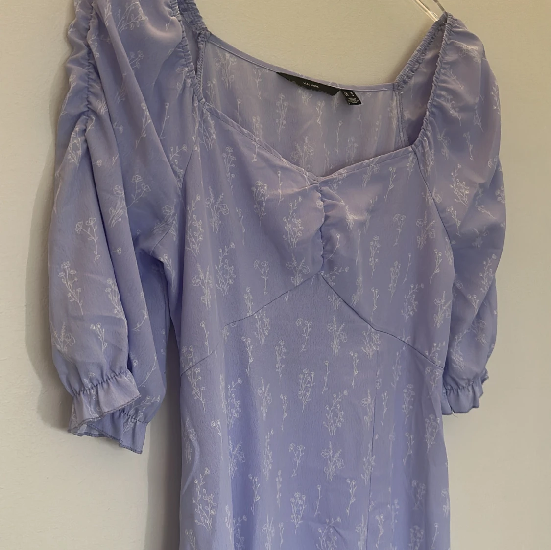 Ljuslila långklänning med blommigt mönster - 1