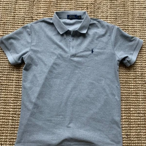 Grå pikétröja från Polo Ralph Lauren - Storlek: L men passar M Ny pris går på runt 1500kr🤑