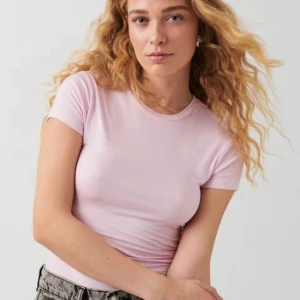Rosa T-shirt - Säljer en rosa doft touch tshirt från Gina Tricot💞