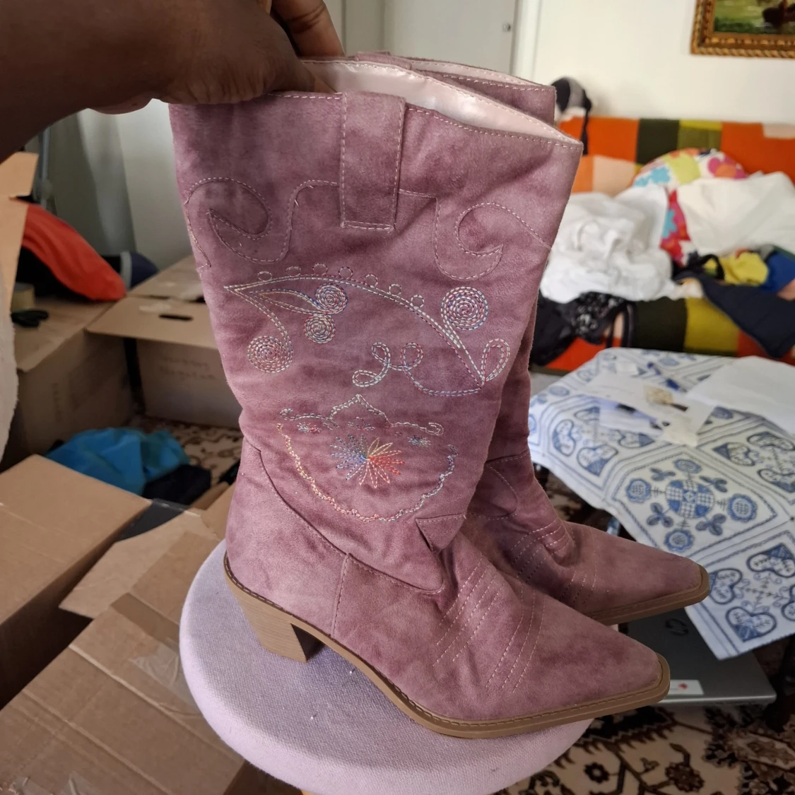 Rosa mocka cowboy boots med broderi