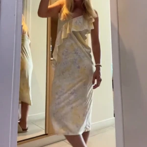 Klänning  - INTRESSEKOLL på denna söta klänning💕 använd ca 1-2 gånger, så nästan nyskick🥰