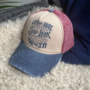 Vintge keps (intresse koll) - Snygg keps med beige frontpanel och blått tryck, blå skärm och baksida i vinrött. Justerbar rem baktill. Perfekt för en avslappnad stil och streetwear. Skriv vid frågor 😊