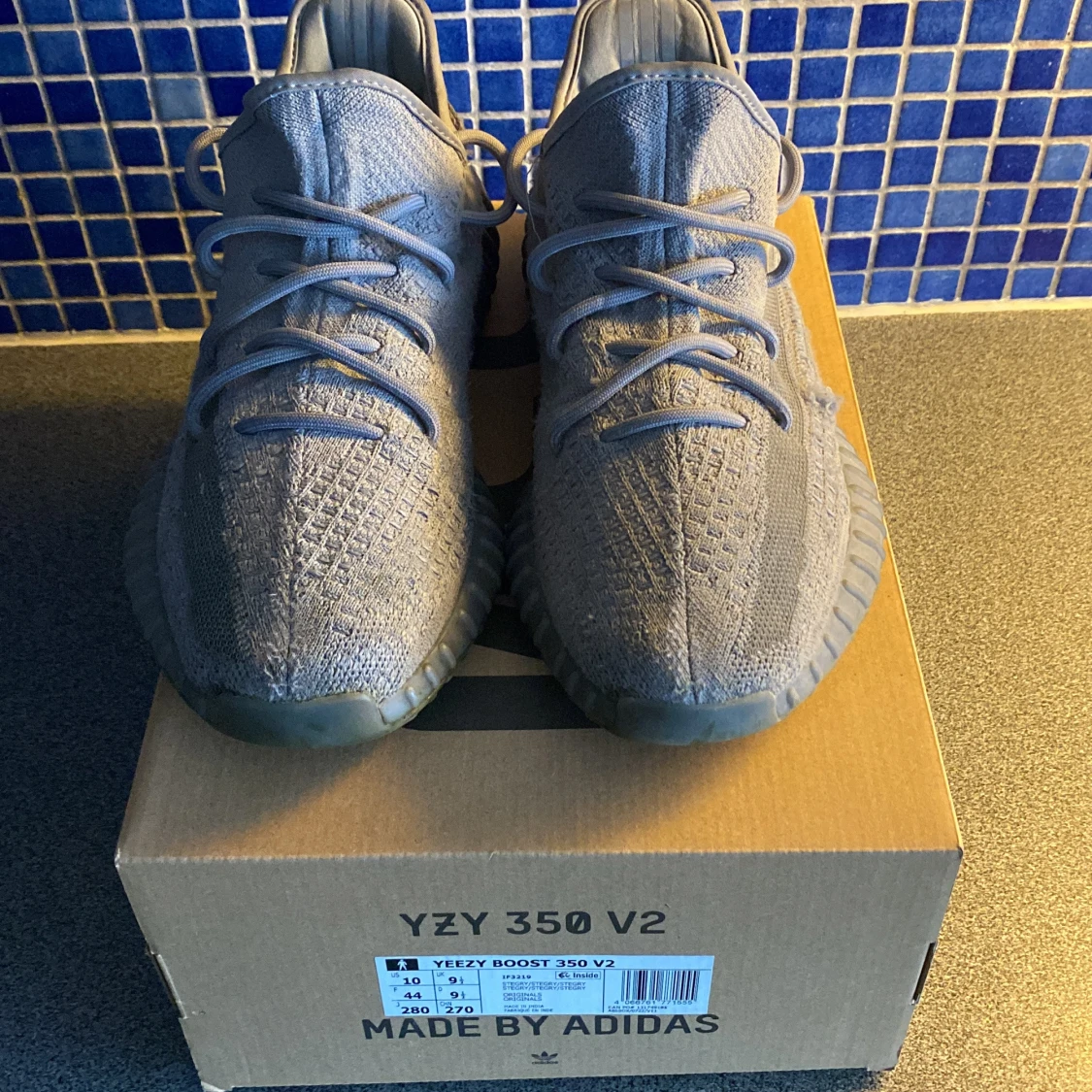 Adidas Yeezy Boost 350 V2 i grått - 4