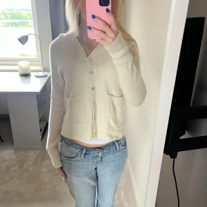 Beige stickad kofta med knappar - Jättesöt stickad vit/ crèmefärgad kofta från zara☺️💞 Endast använt enstaka gång🌸